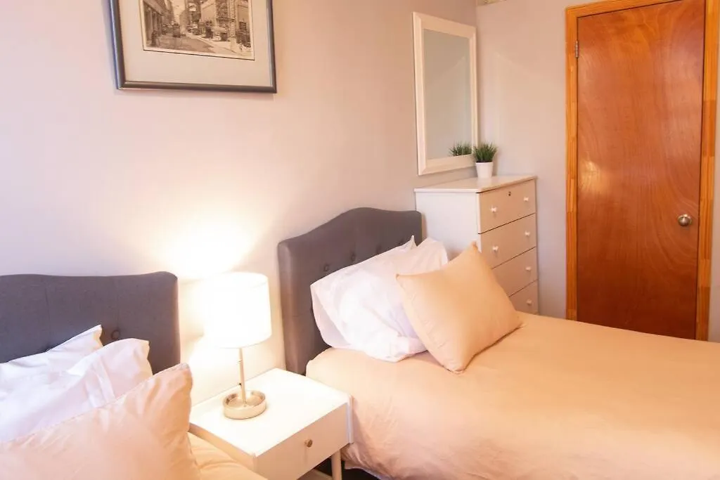 2 Bedroom Apt With 3 Beds - Friends & Family New York